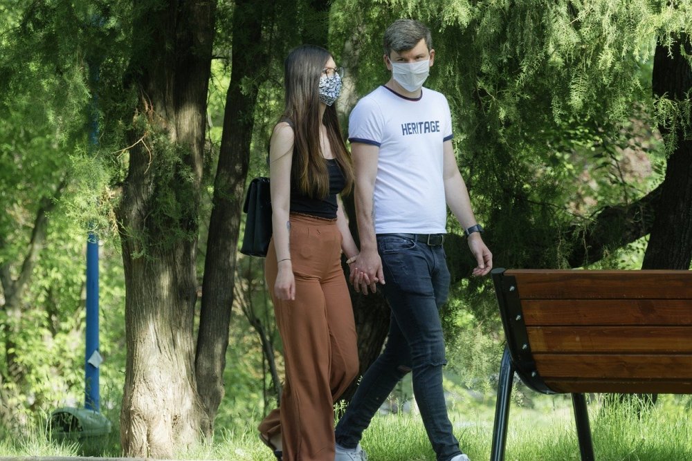 Ростовчан в жару продолжат заставлять носить маски на улице
