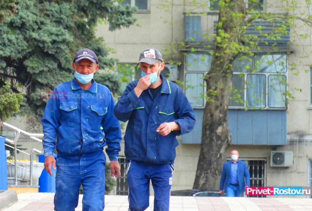 Россиян предупредили об опасности ношения масок в жару