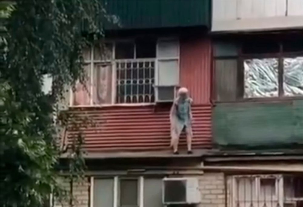 Российская «бабушка Бетмен», бесстрашно шагающая по балконам, навела шума в сети