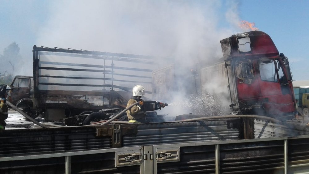 Пять грузовиков сгорели утром в Шахтах