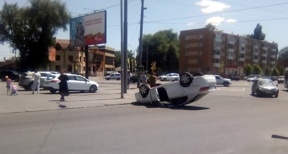 Мощный автомобиль прилег на крышу у пригородного автовокзала в Ростове