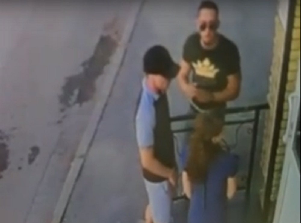 Двое молодцев на Вятской, сдирающие с девушки цепочку, попали на видео