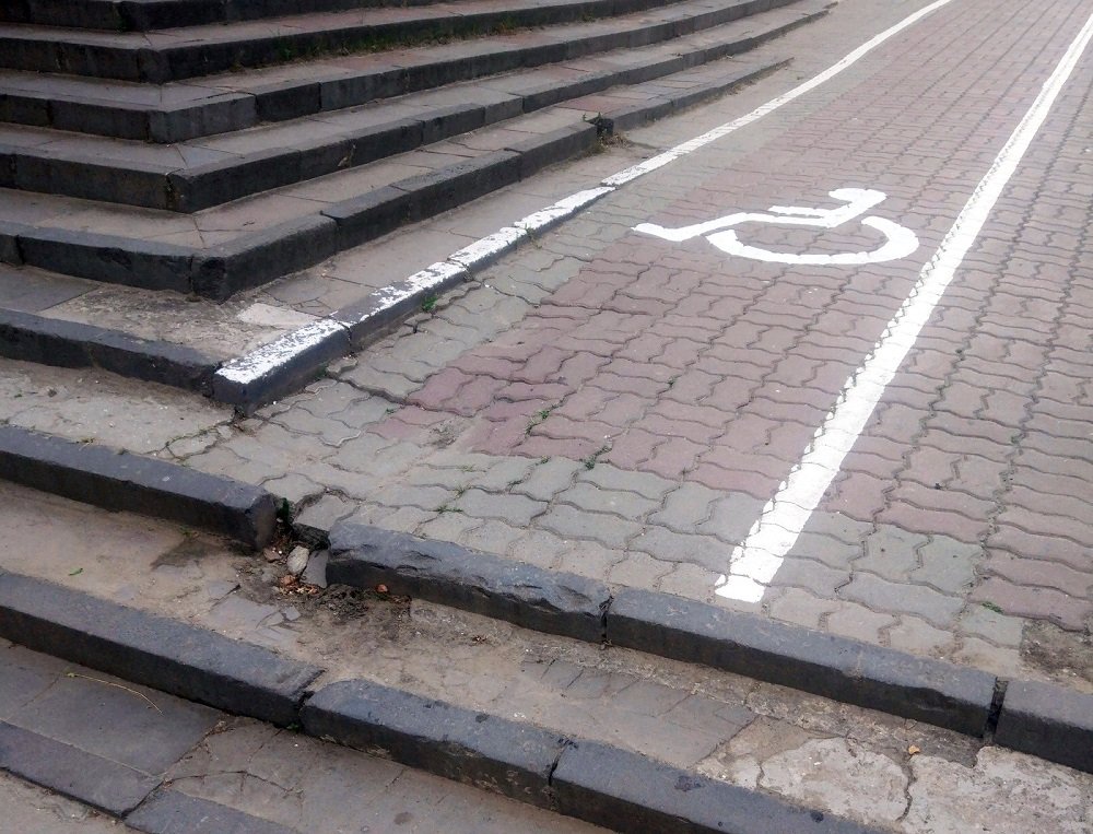 «Лестницу, делающую из людей инвалидов» нашли на пер. Ашхабадском возле РГУПСа