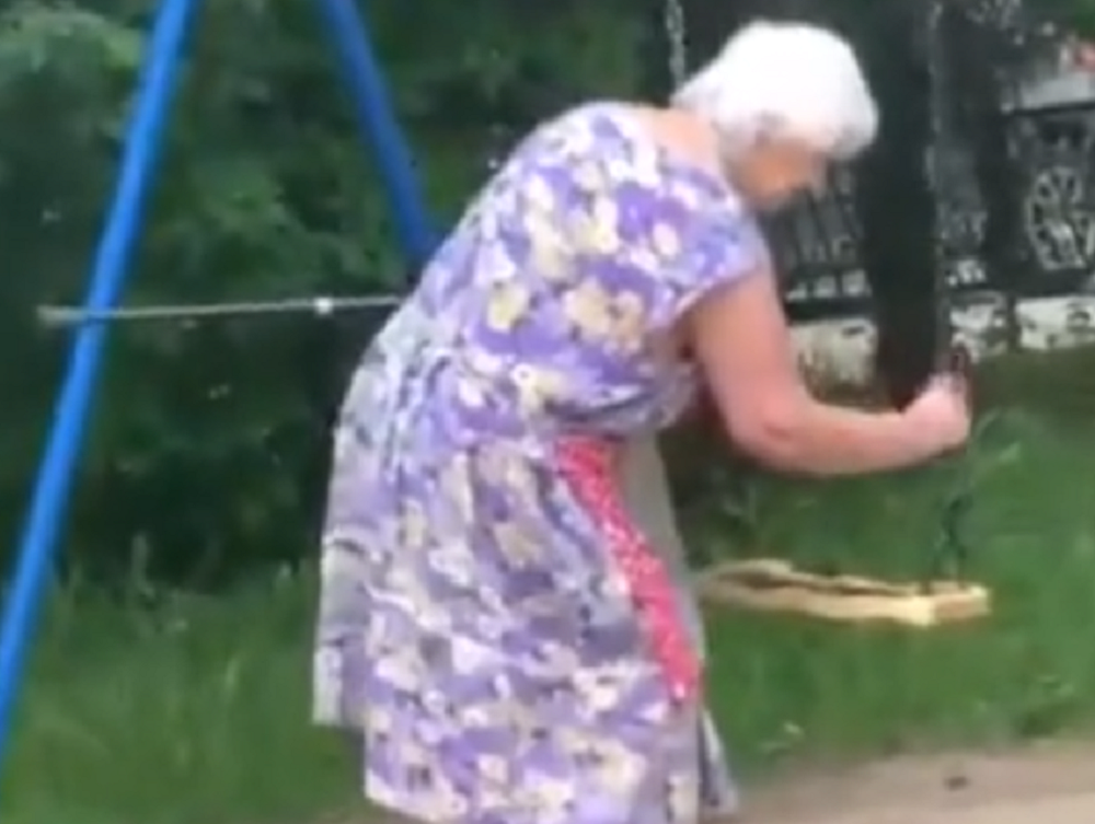Бабку какашку. Бабушка на качелях. Пожилая женщина на качелях. Съемки бабуль.