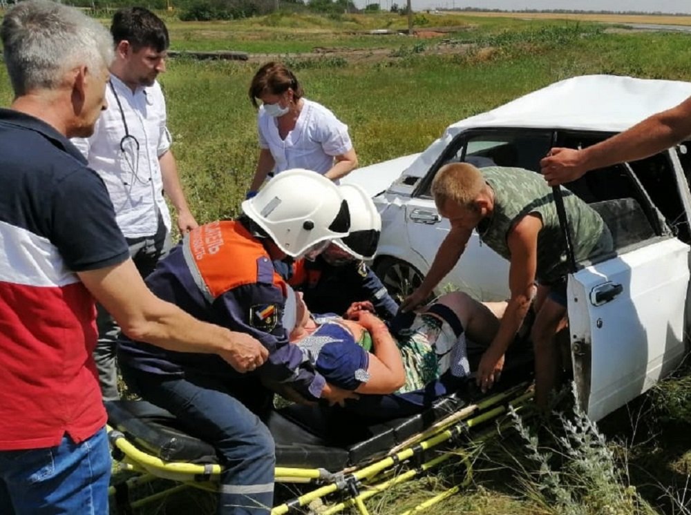 Спасатели доставали из искореженных авто людей в Ростовской области после ДТП