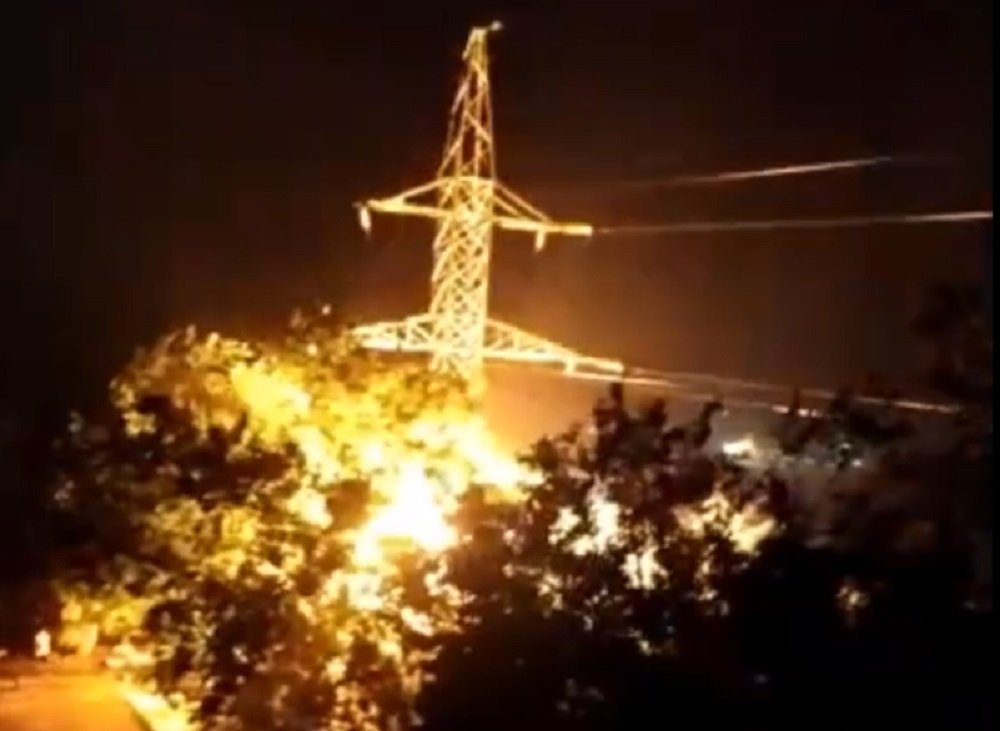 Высоковольтная линия ночью загорелась в Ростове