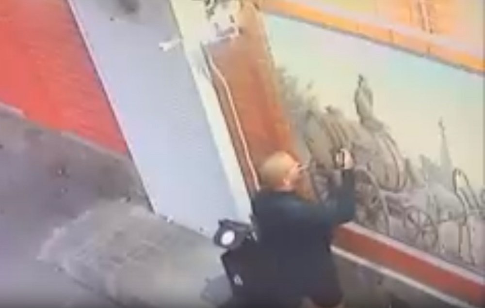 В Таганроге вандал испортил историческое граффити