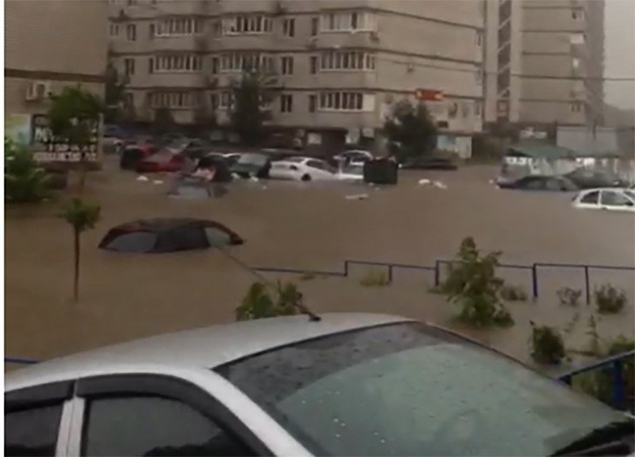 Много машин утонуло в Ростове из-за аномального ливня