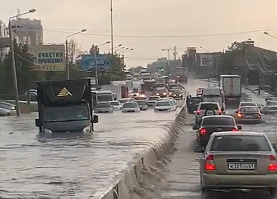 Спасатели начинают откачку воды с затопленных улиц Ростова