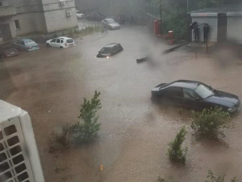 Сотни автомобилей утонули в Ростове из-за мощного ливня