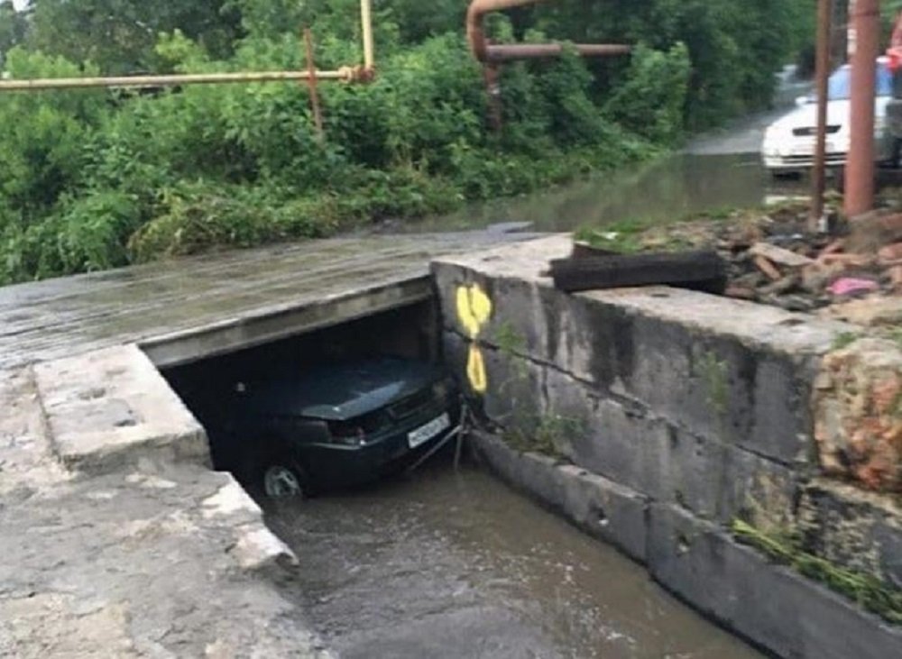 Лучше бы украли: Ростовчанин нашел в канаве свою машину после потопа