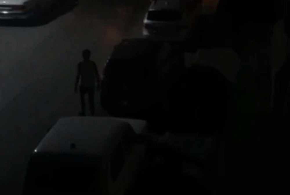 Головой бил по машинам мужчина ночью в центре Ростова