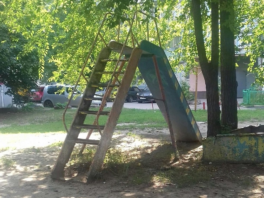 Соцсети: В порезах и с металлическими занозами уходят дети с площадки на ул. Еременко