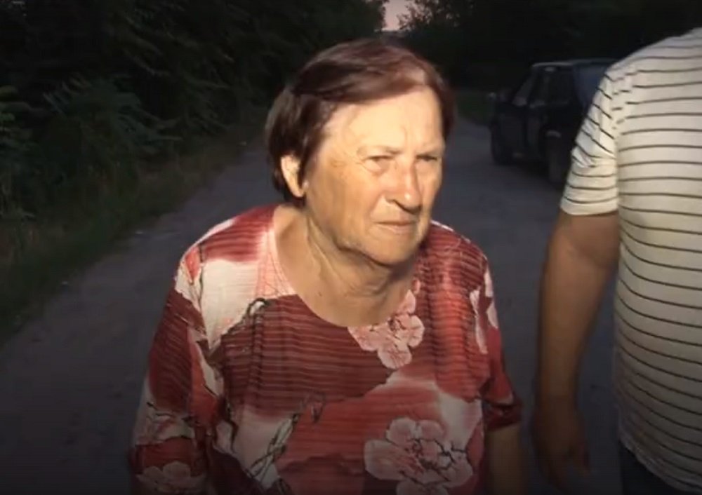В Батайске 80-летняя бабушка уже год живёт у соседей, ее выгнала собственная дочь