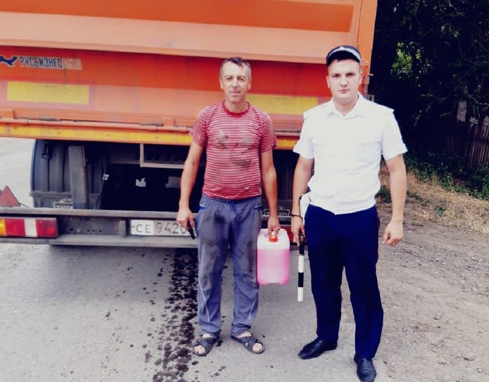 Автоинспекторы помогли водителю КАМАЗА справиться с поломкой авто в Ростовской области