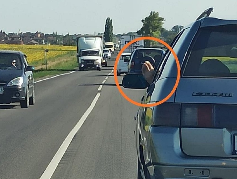 Водителя–виртуоза сняли на камеру смартфона на трассе под Ростовом