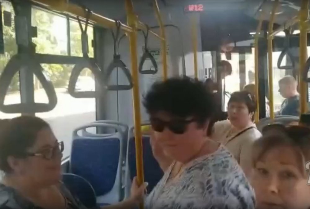 Лютый скандал произошел в ростовском автобусе