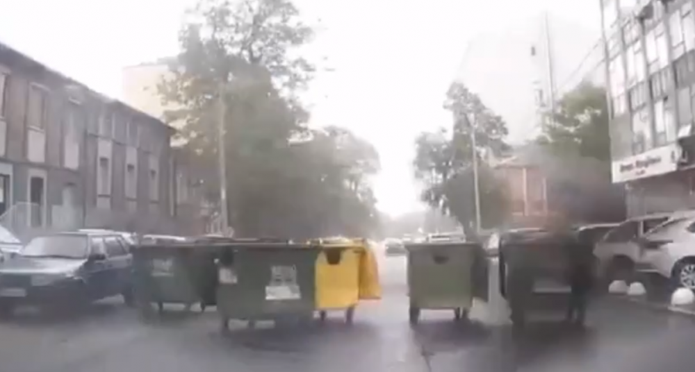 Стая мусорных баков перебегала дорогу в Ростове и попала на видео