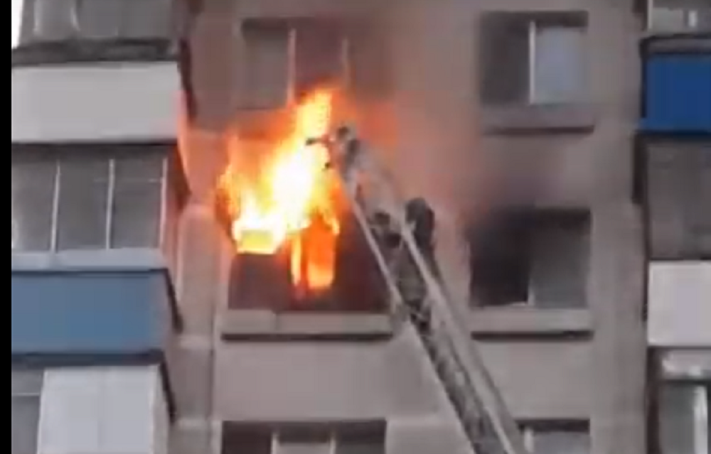 Многоэтажка загорелась в Ростове на проспекте Стачки