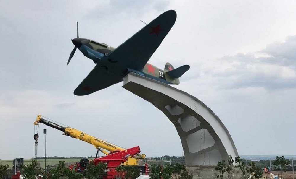 На Самбекских высотах завершили монтаж самолёта Як-1б на стелу