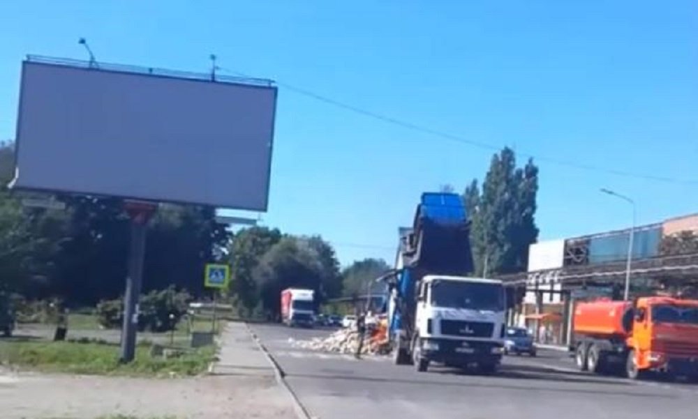 Воспламенившийся мусоровоз сбросил все свое «богатство» на дорогу чтобы спастись в Ростове