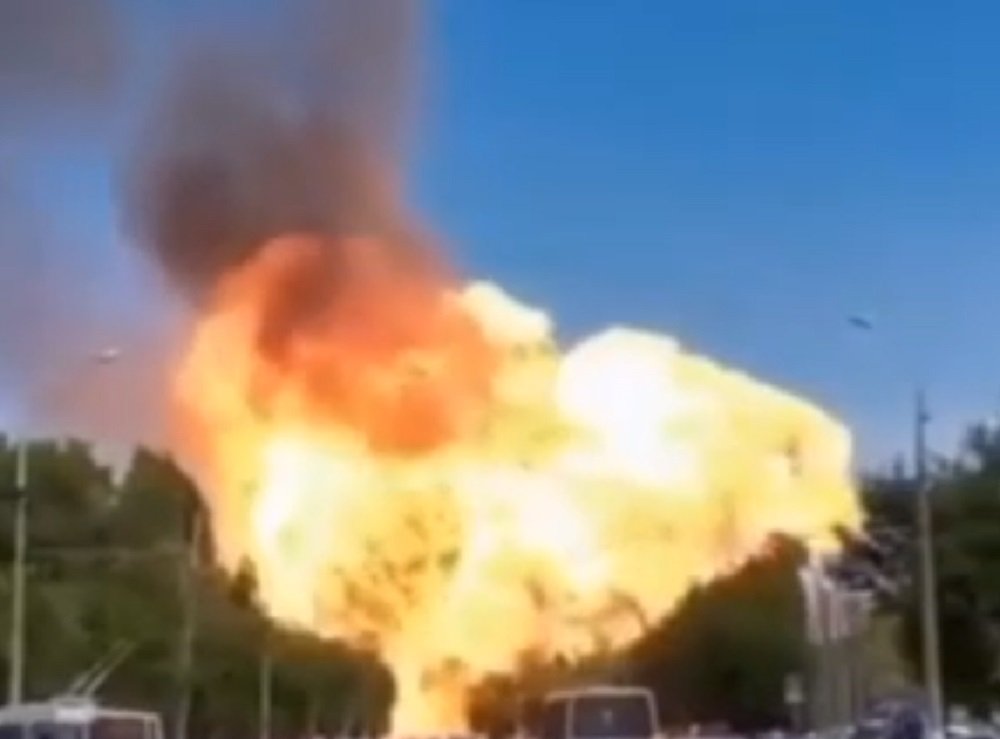Несколько взрывов и небо в огне: Газовая заправка взлетела на воздух в Волгоградской области