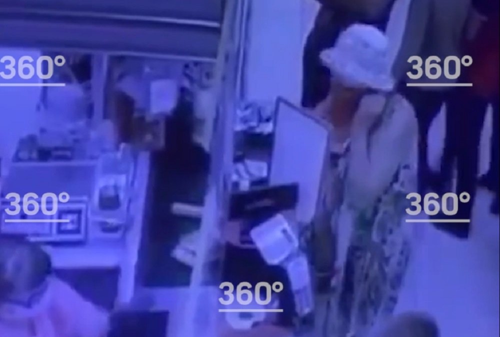 Россиянка сняла трусы и надела их вместо защитной маски на кассе в магазине