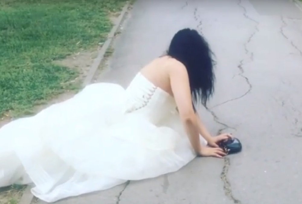 Разгуливающую по городу в грязном платье невесту сняли на видео ростовчане