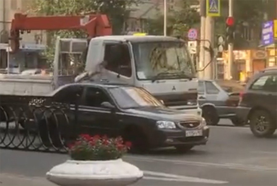Мощные разборки произошли в центре Ростова и попали на видео