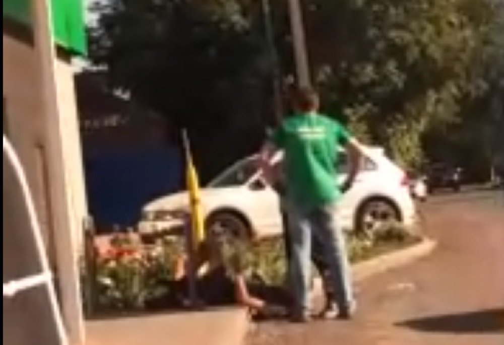 В Батайске попало на видео жесткое задержание продуктового грабителя из «Пятерочки»