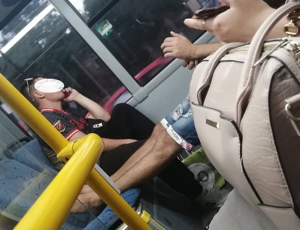 Соцсети: Разложивший на сиденьях волосатые ноги ростовчанин орал матом на весь автобус