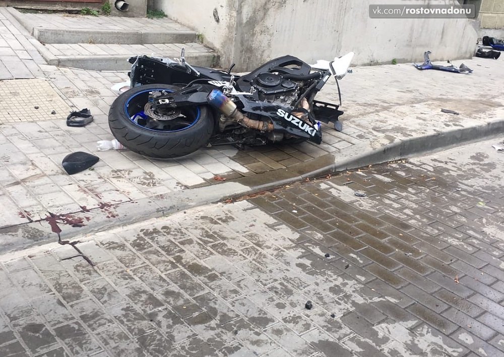 Водитель и пассажир мотоцикла пострадали в страшной аварии на Станиславского