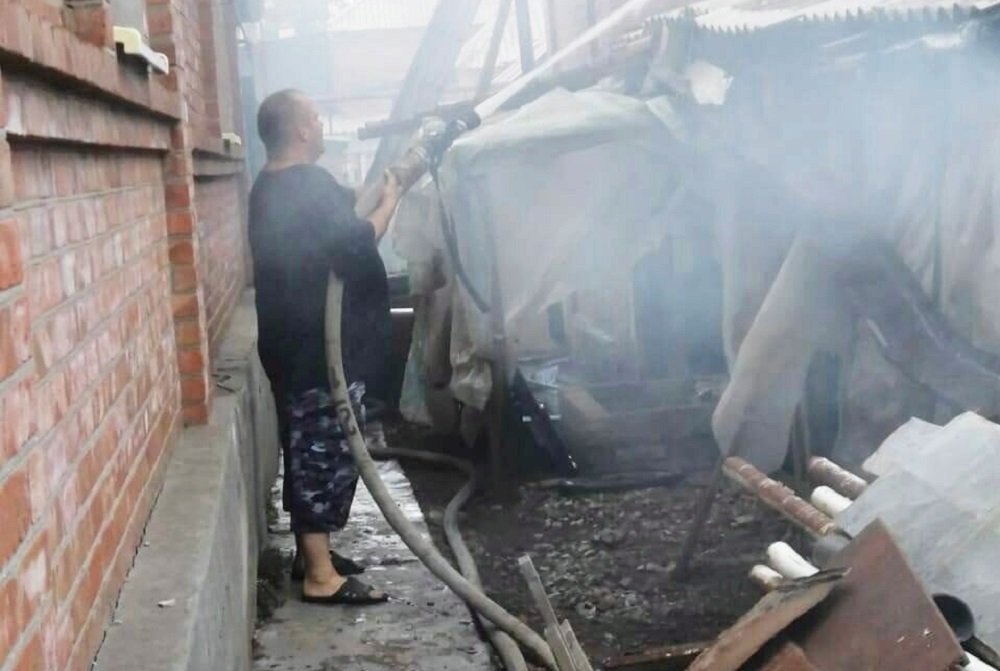 Ростовчане голыми руками героически потушили частный дом в Батайске