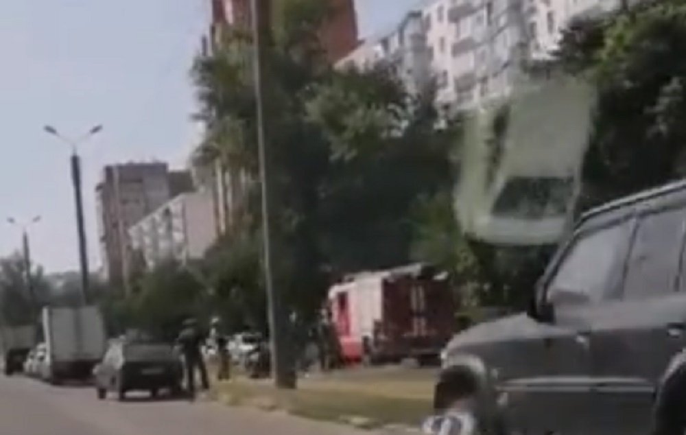 Несколько домов в Ростове оцепили силовики