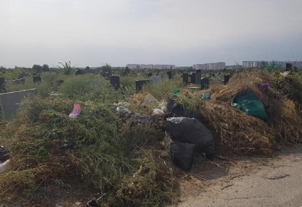 Ростовчане возмущены мусором на Северном кладбище