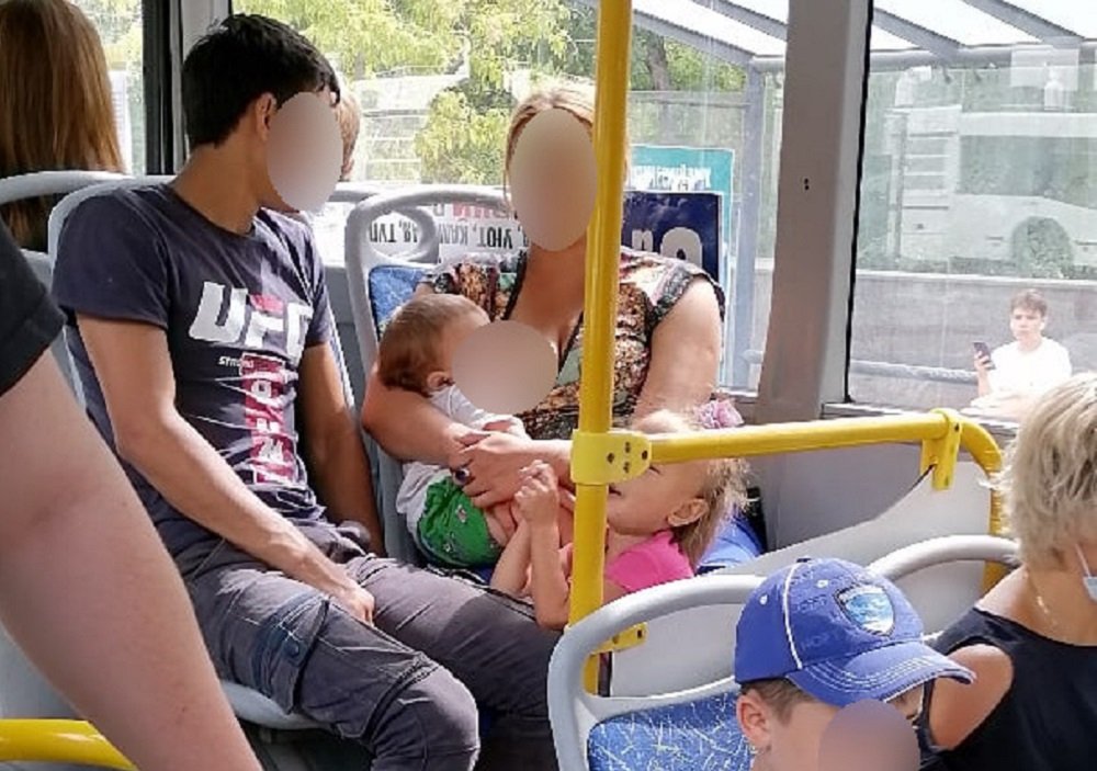 На мать, кормящую грудью ребенка в автобусе, озлобились ростовчане