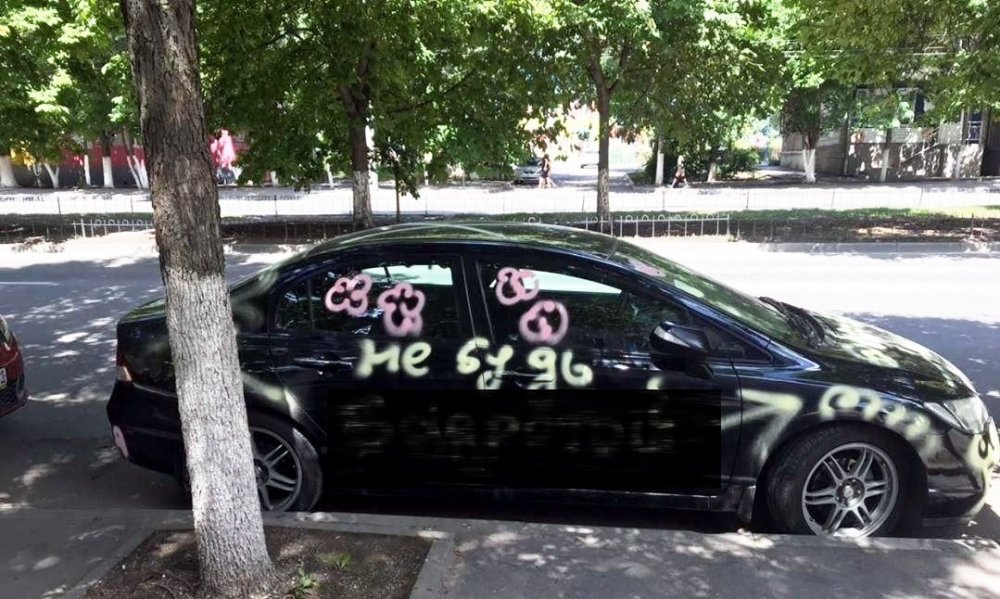 «Хоть не гвоздём нацарапали»: в Ростове машину расписали из-за поздравления