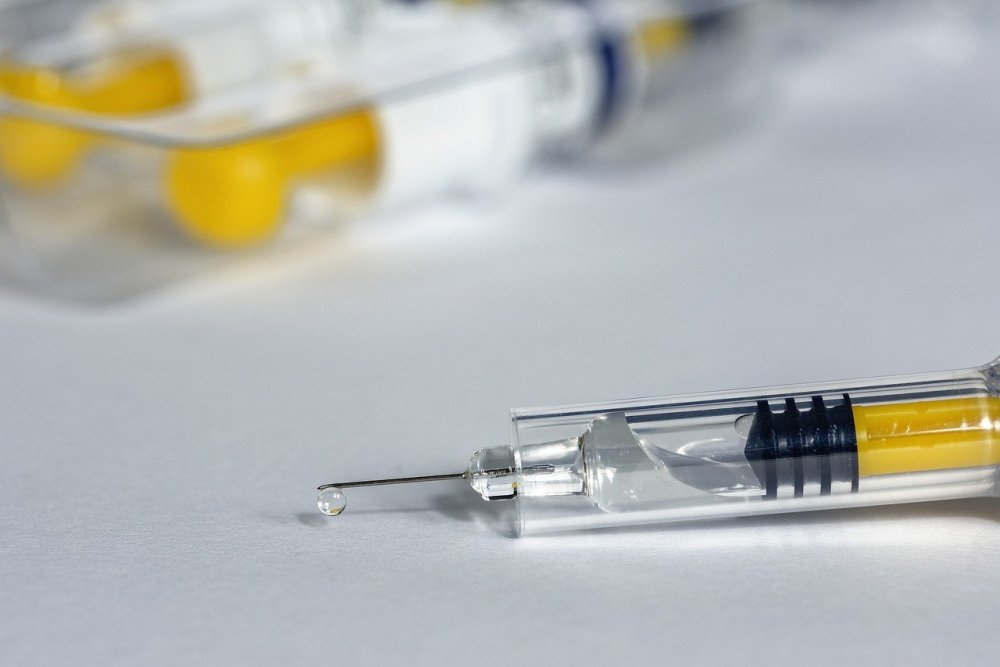 Денис Мантуров: Россия выпустит миллионы доз вакцин от коронавируса