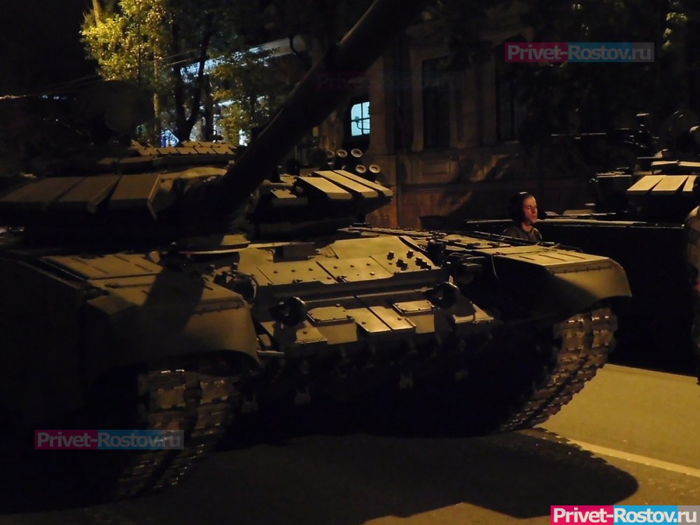 Колонну из нескольких десятков военных БТРов заметили на трассе под Ростовом