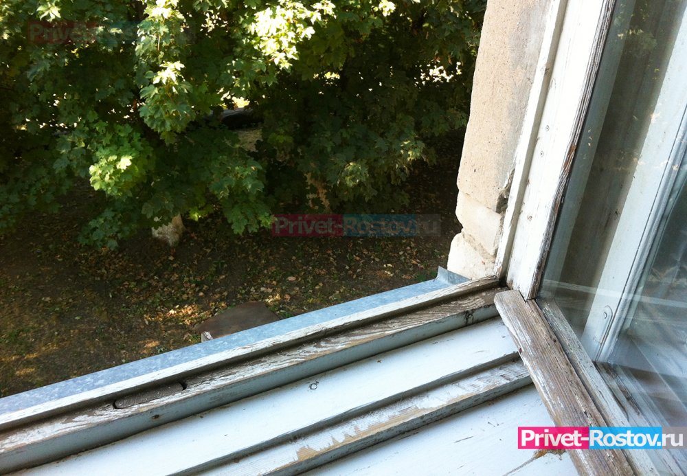 В реанимации скончался второй ребенок, выпавший из окна многоэтажки в Таганроге