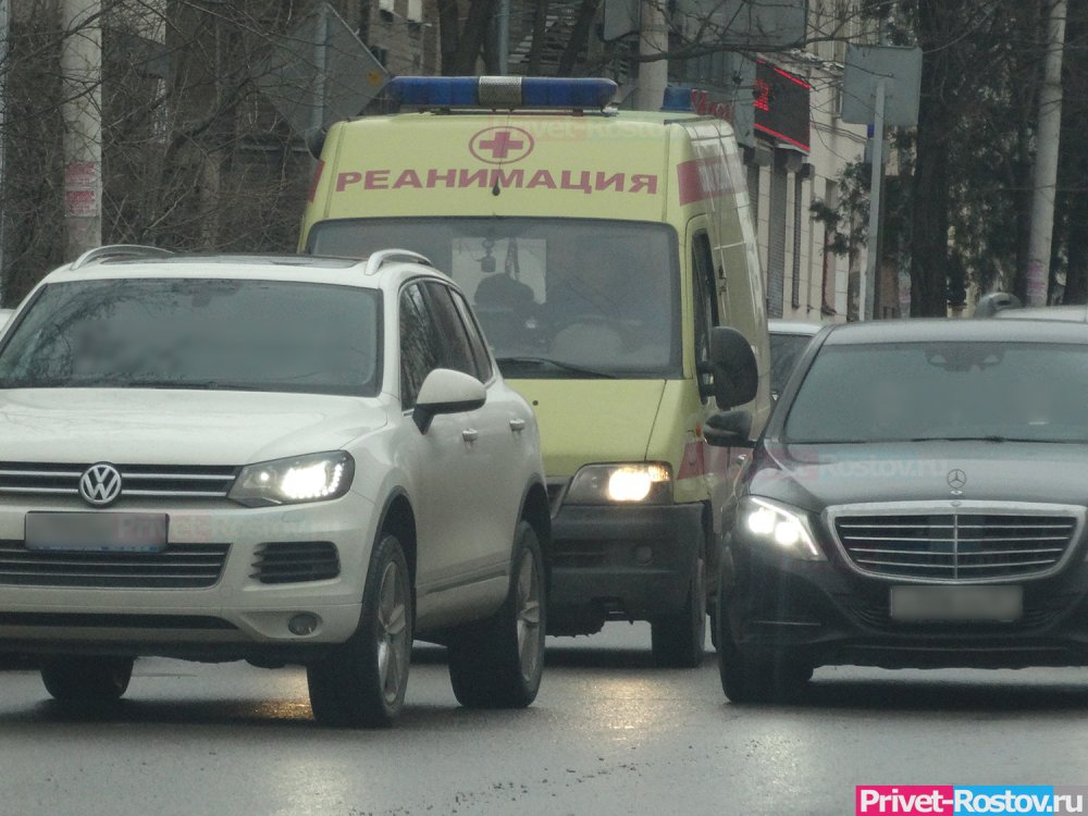 Мужчина погиб в аварии с перевернувшимся микроавтобусом в Ростовской области