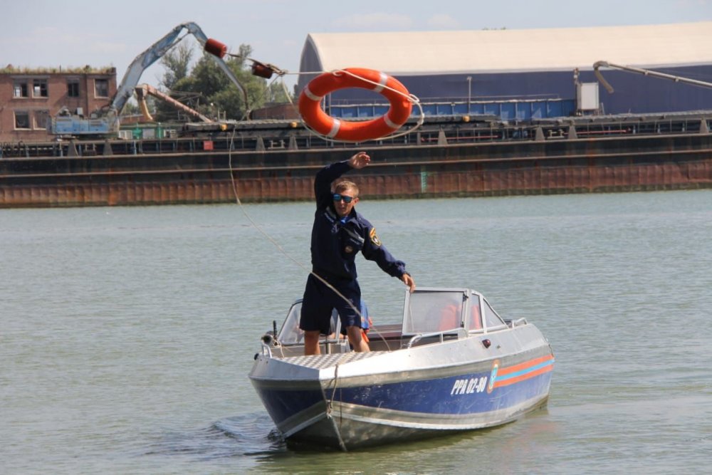 Спасатель закрыл собой рыбака, оказавшегося рядом с мотором лодки в Ростовской области