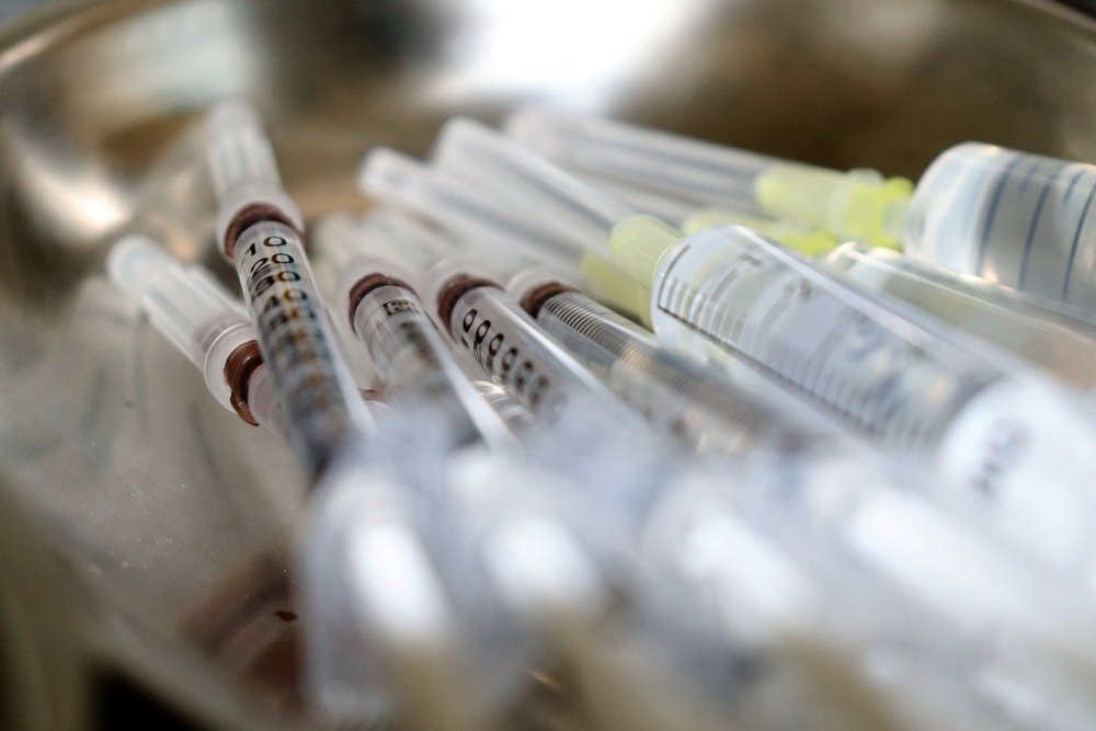 Хитрые мошенники начали химичить с вакциной от COVID-19 в интернете
