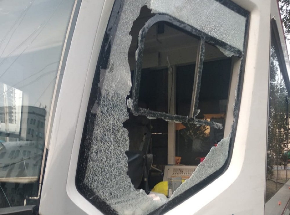 Вандалы в Ростове устроили дебош в новом трамвае и побили окна