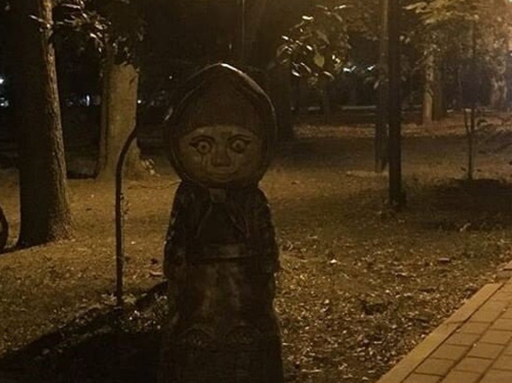 «Ночью лучше не ходить»: ростовчане обсуждают фигуры в парке Революции
