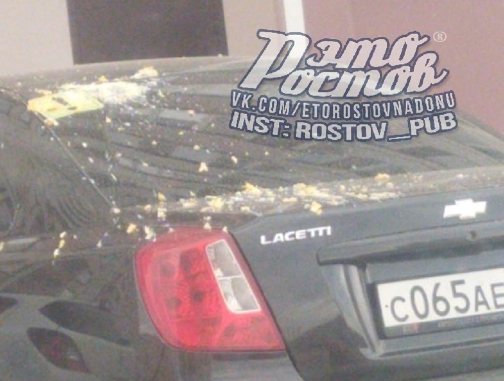 В Ростове разбили иномарку выкинутым тортом с многоэтажки