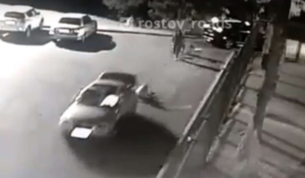 В Ростове с хозяином на багажнике угнали роскошную BMW