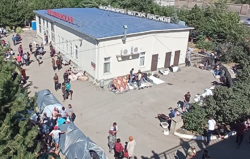 Граждане Узбекистана разбили палаточный лагерь на ЖД вокзале в Ростове