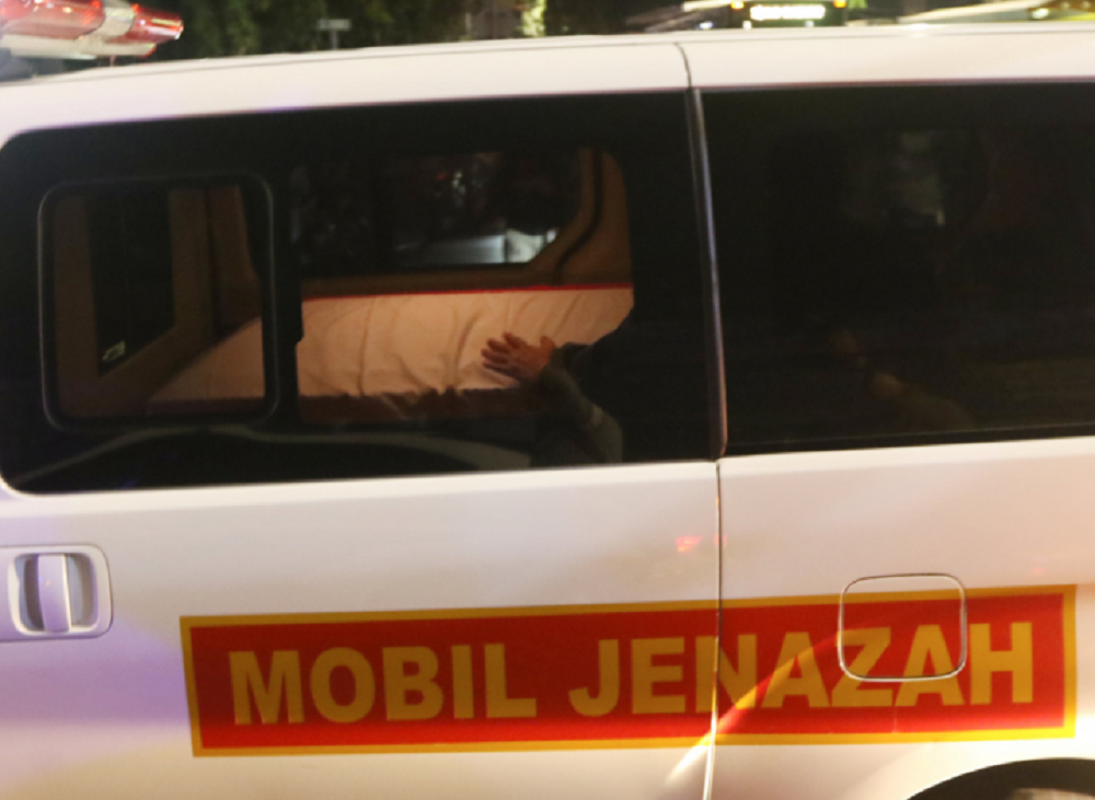 В катафалках, с прахом людей, умерших от COVID-19, заставляют ездить нарушителей масочного режима в Индонезии