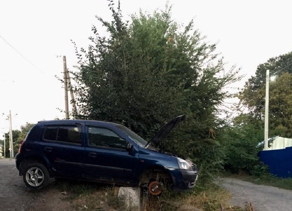 Ростовчане просят автовладельца забрать автомобиль, брошенный посреди улицы